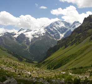 Zpětný pohled do doliny a na hory na hranicích s Gruzií