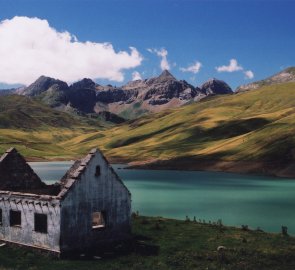 Ruiny domu u přehradního jezera Embalse de Escarra v Pyrenejích