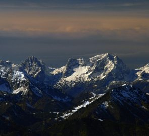 Pohled z vrcholu Zagel Kogel na hory Spitzmauer a Gross Priel v pohoří Totes Gebirge