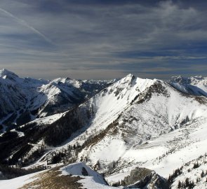 Pohled z hory Lamingegg - vpravo Eisenerzer Reichenstein, uprostřed Polster, vlevo Národní park Gesäuse