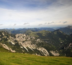 Salaše Postalm a hora Schafberg z vrcholu Gamsfeldu
