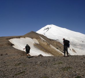 Sedlo Irikchat, v pozadí východní vrchol Elbrusu