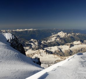 Pohled z vrcholu Elbrusu na Kavkaz