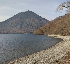 Pohled z břehu jezera Chuzenji na sopku Nantai 2 486 m n. m.