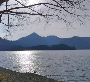 Pohled ze břehu jezera Chuzeji