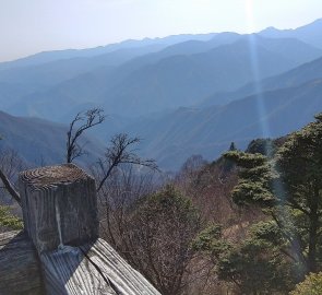 Pohled z výhlídkové terasy hory Hangetsu-san na jih
