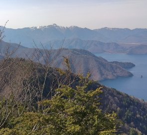 Pohled z výhlídkové terasy hory Hangetsu-san na západ