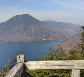 Pohled z výhlídkové terasy hory Hangetsu-san na sever (sopka Nantai 2486 m n.m.)