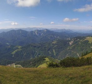 Pohled z vrcholu Gemeindealpe směrem na Hochschwab