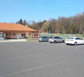 Parkoviště u sportovního areálu