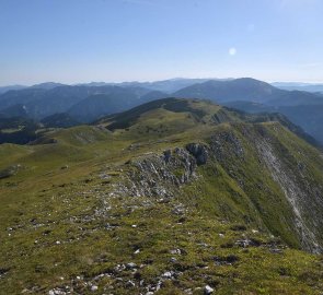Pohled z vrcholu na východní část pohoří Hochschwab