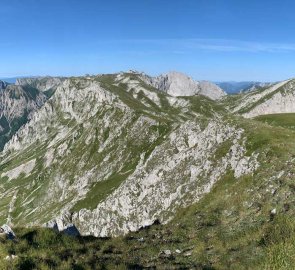 Pohled z vrcholu na nejvyšší partie pohoří Hochschwab
