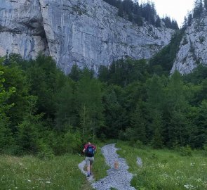 Cesta pod skalními stěnami Hochschwabu