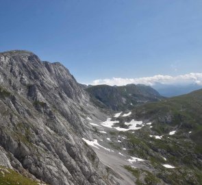 Pohled na nejvyšší bod pohoří Hochschwab a sedlo, přes které se jde do východní části Hochschwabu