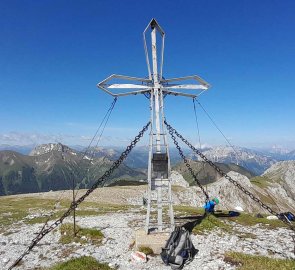 Mohutný vrcholový kříž na hoře Hochturm 2 081 m n.m.