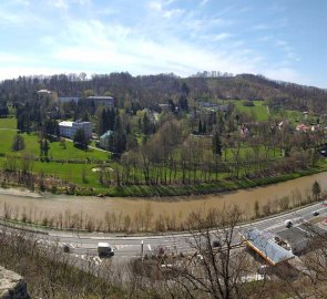 Pohled do údolí řeky Bečvy z vyhlídky