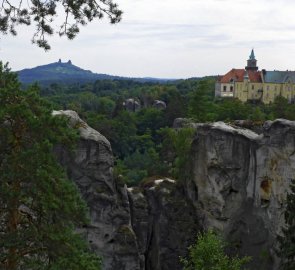 Český ráj - zámek Hrubá skála a v dáli hrad Trosky