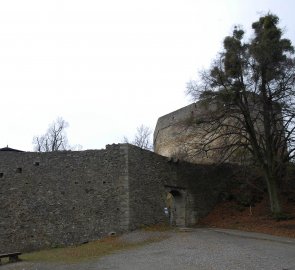 Vstupní brána do hradu Hukvaldy
