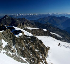 Severní pohled z Gran Paradisa na Walliské Alpy - zleva Duforspitze, Matterhorn a Gran Combin de Grafeneire