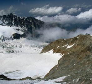 Nad chatou Tete Rousse (3 167 m.n.m.) pod horou Mont Blanc