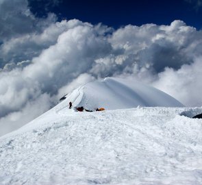 Hřeben nad chatou Gouter (3 800 m n. m.) v masivu Mont Blanc
