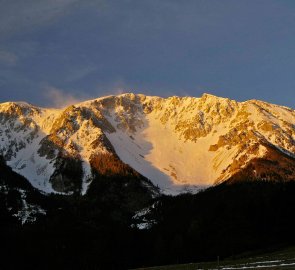 Večerní pohled na pohoří Schneeberg z našeho bivaku