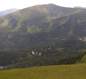 Pohled na vrchol Rinsennock na druhé straně sedla Turracher Höhe