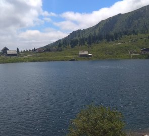 Jezero Falkertsee v pohoří Nockberge