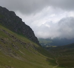 Pohled na vrchol hory Falkert a zlověstné mraky nad ním