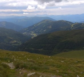 Pohled z vrcholu na jih (lyřasřské středisko Bad Kleinkirchheim - Sankt Oswald)