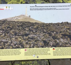 Info tabule po cestě k vrcholu Gaustatoppen