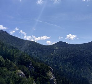 Pohled na Sivý vrch (vlevo), Malou Ostrou a Ostrou