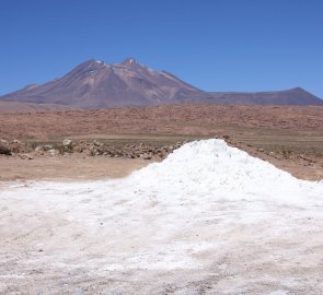 Kopec soli po cestě k lagunám Miscanti a Miňiques v Chile