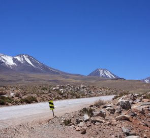 Příjezdová cesta k lagunám Miscanti a Miňiques v Chile