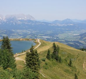 Pohled z vrcholu Ehrenbachhöhe na jezero Speichersee