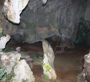 Úkryt uprchlých otroků na konci jeskyně
