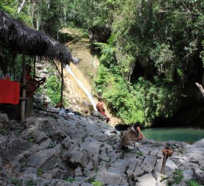 Finále naší cesty, stánek s kokosem, vodopád Parque el Cubano, muzikant a v jeskyňce zajímavý slovenský nápis "Fico je kokot" :)
