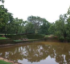 Cesta vede přes rozsáhlé vodní, terasovité a sklaní zahrady, Sigiriya