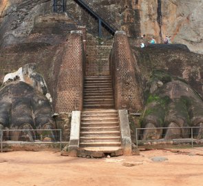 The Lion Gate a ve skále vytesané obrovské lví tlapy při vstupu na Sigiriyu