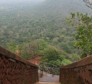 Pohled na schodiště vedoucí na vrchol Lví skály na Sri Lance