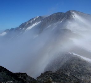 Hřeben k vrcholu hory Keilhaus topp 2 355 m n. m. -  východně od Galdhopiggenu