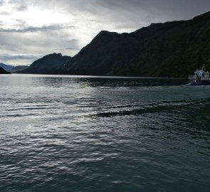 Výletní loď na jezeru Gjende v národním parku Jotunheimen - Bessegen