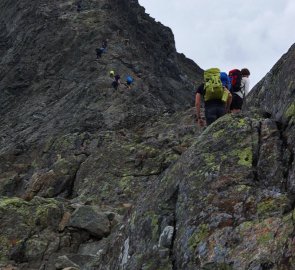 Strmá pasáž hřebenu vedoucímu k hoře Veslfjellet 1 743 m n. m.