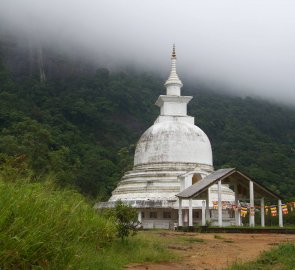 Buddhistická stúpa (na Sri Lance označovaná dágoba) cestou z  hory Adam’s Peak