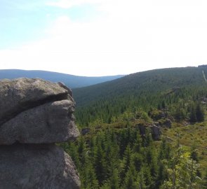 Pohled z Pytláckých kamenů na turistickou cestu - Hřebenovka
