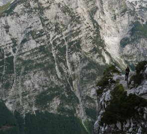 Nad pásmem lesa v Julských Alpách při výstupu na Triglav Tomniškovou cestou