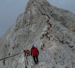 Lidský řetěz na hřebenu k vrcholu Triglav