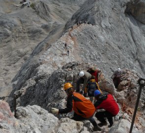 Sestup z vrcholu Triglav - po celém hřebeni je ocelové lano - skvělý hromosvod při bouřce