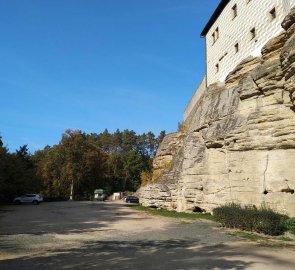 Parkoviště pod hradem Kost