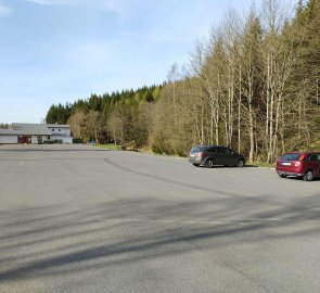 Parkoviště na konci silnice v Dolní Moravě